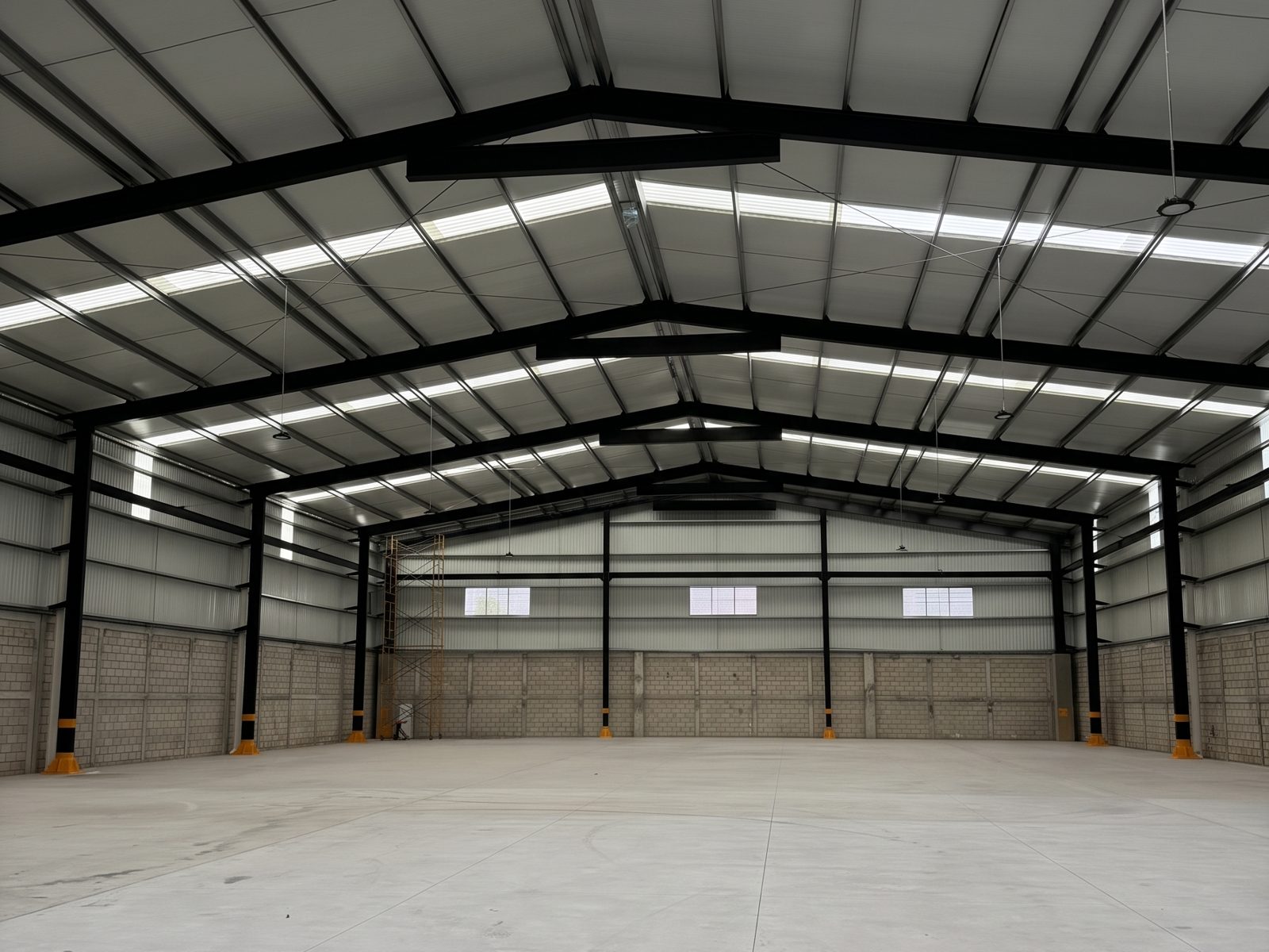 Interior de nave industrial de 1,800 m² con estructura metálica y piso de concreto